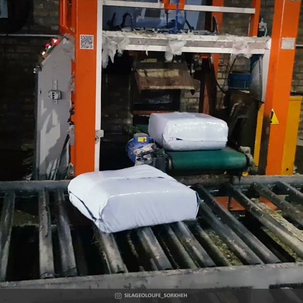 بسته بندی علوفه 30 کیلویی با سه دستگاه.